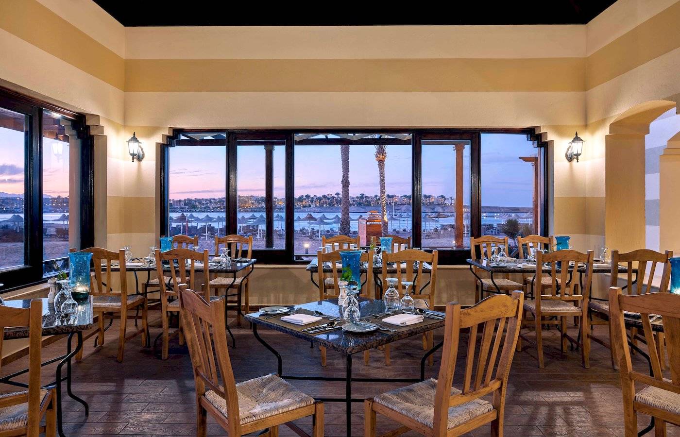 Innenansicht des Restaurants im Jaz Lamaya Resort mit Blick auf das Meer.