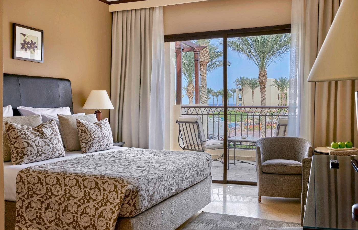 Suite im Jaz Lamaya Resort mit Blick auf den Balkon und Palmen