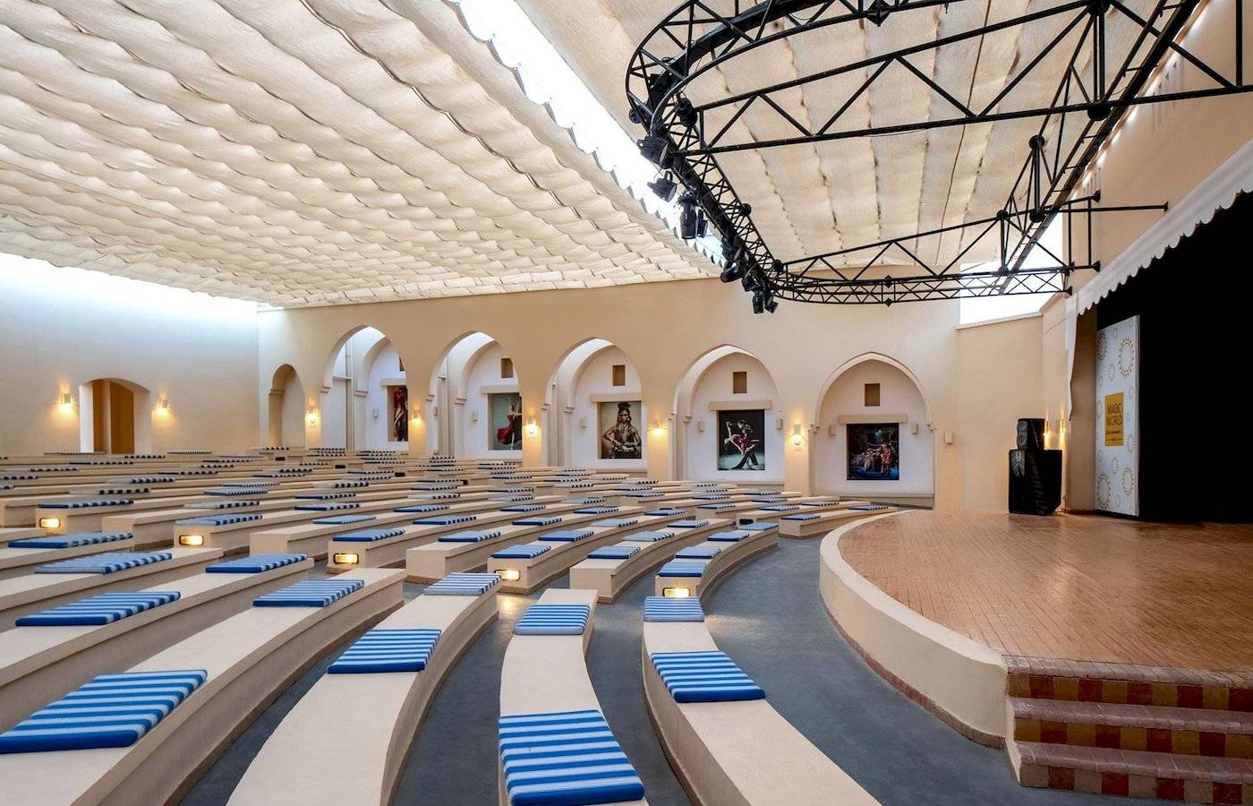 Innenansicht des Auditoriums im Jaz Lamaya Resort mit Sitzreihen und Bühnenbeleuchtung.
