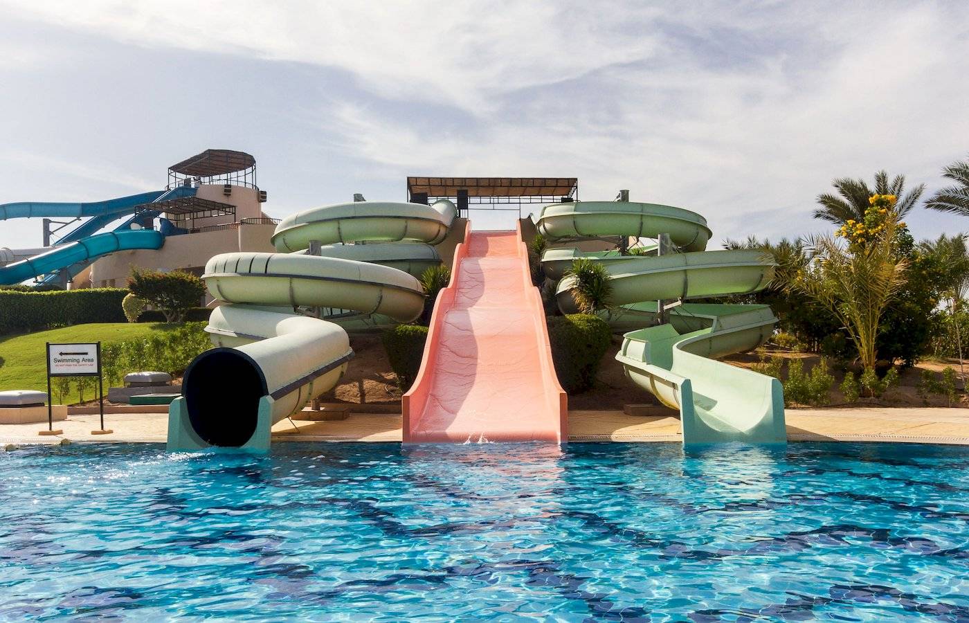 Wasserrutschen im Jaz Lamaya Resort mit blauem und rosa Rutschen im Poolbereich.