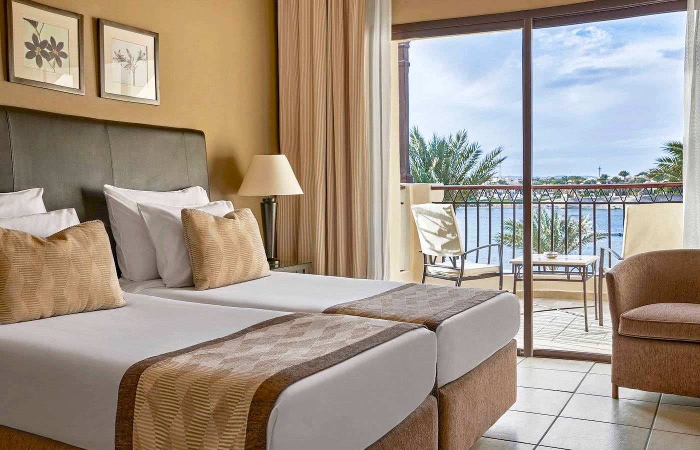 Doppelzimmer im Jaz Lamaya Resort mit Blick auf das Meer und eine Terrasse.