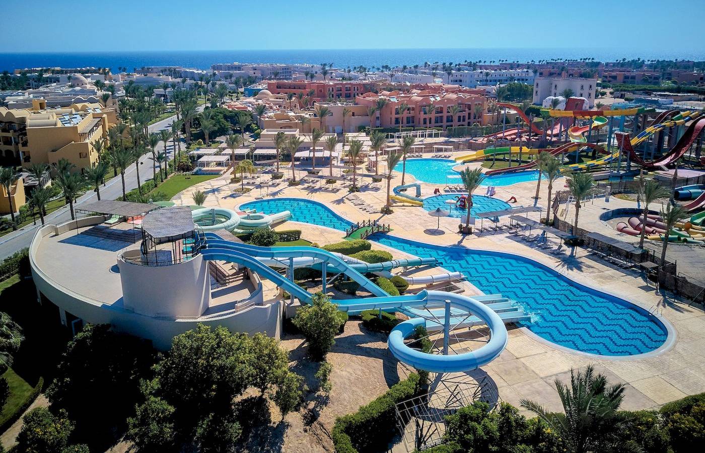 Luftaufnahme des Jaz Lamaya Resorts mit Wasserrutschen und Pools