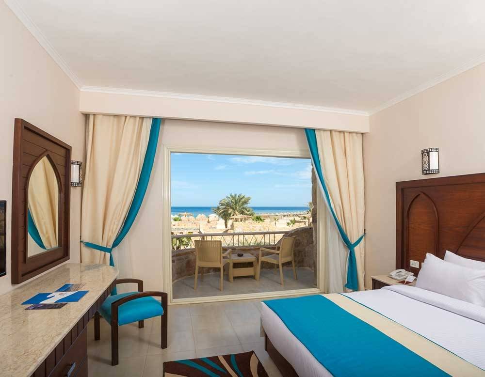 Zimmer im Utopia Beach Club mit Blick auf das Meer und einen Balkon.