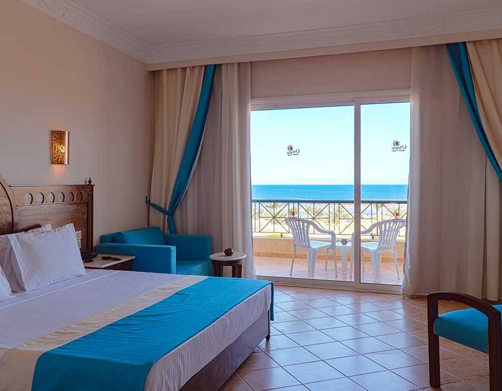 Hotelzimmer im Utopia Beach Club mit Blick auf das Meer von der Terrasse aus.