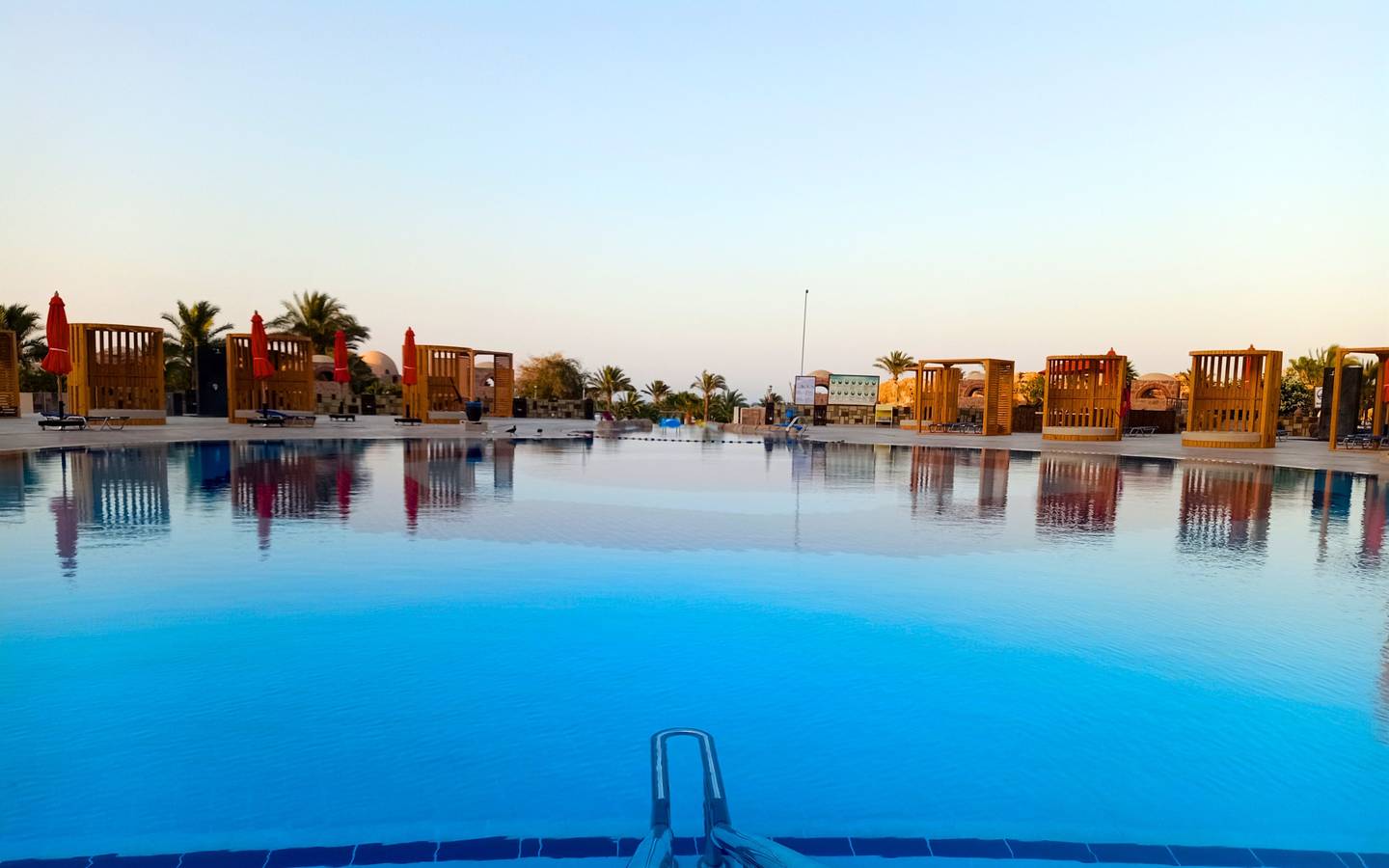 Utopia Beach Club Pool-Ansicht mit blauem Wasser und blauem Himmel
