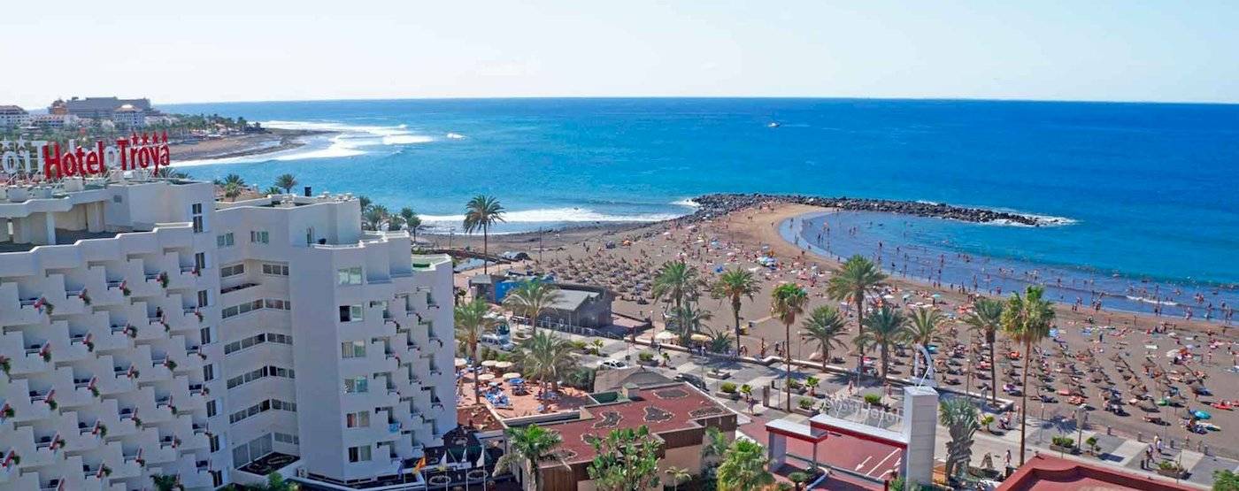 Hotel Troya mit Blick auf den Strand und das Meer