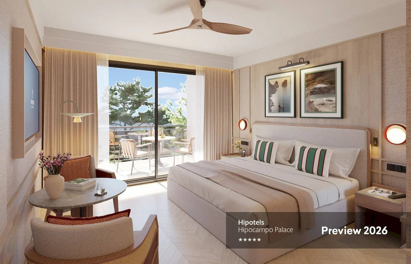 Innenansicht eines Zimmers im Hipotels Hipocampo Palace mit Blick auf eine Terrasse und Außenmöbel.