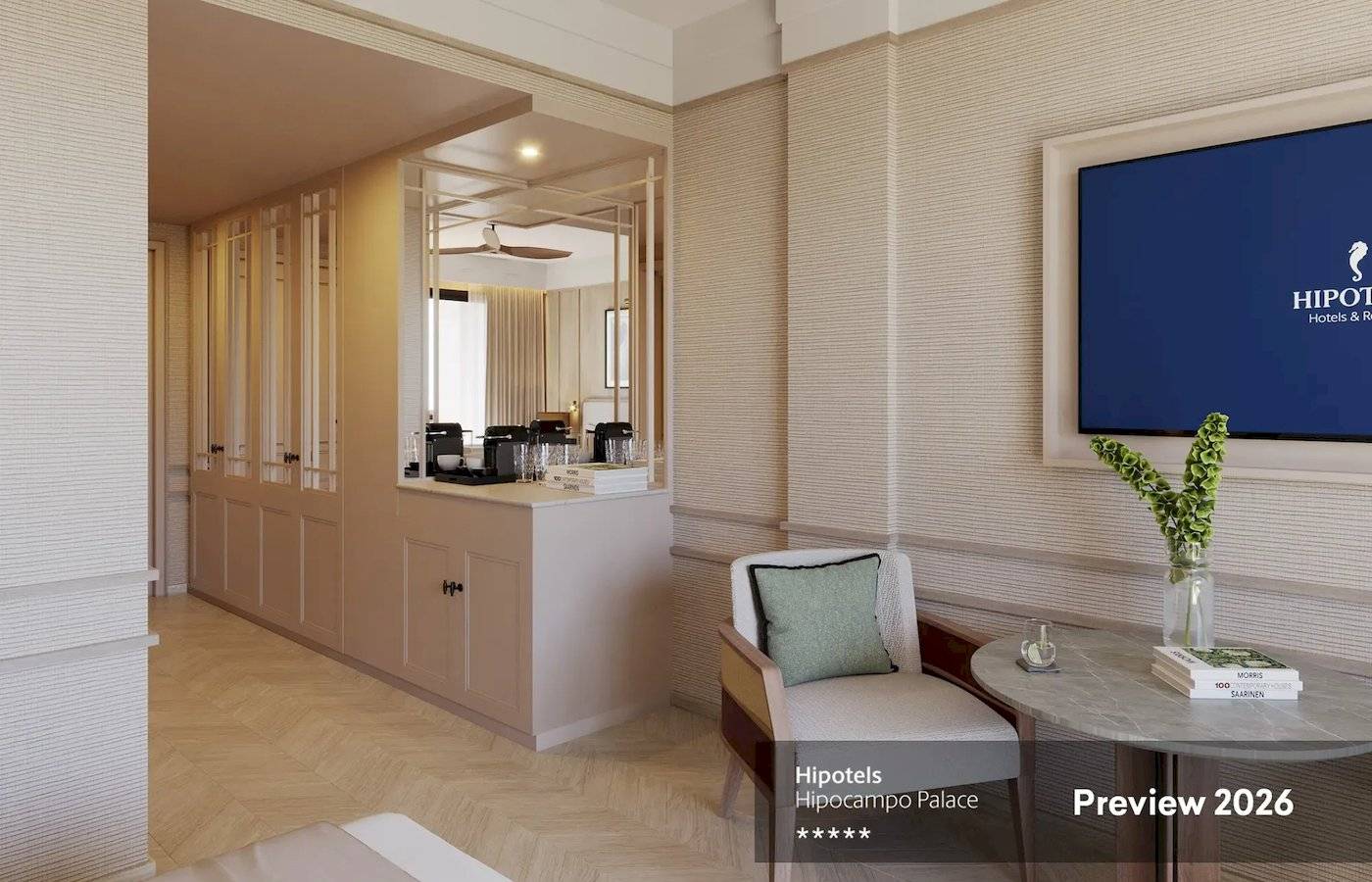 Innenraum des Hipotels Hipocampo Palace mit moderner Einrichtung, Flachbildfernseher und Wohnzimmermöbeln.