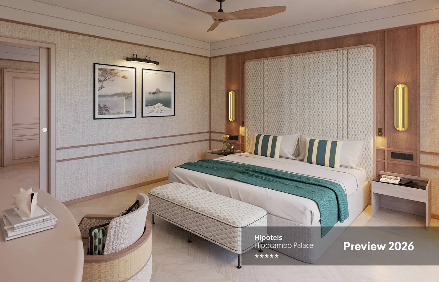 Innenansicht eines modernen Hotelzimmers im Hipotels Hipocampo Palace mit einem großen Bett, einem Nachttisch, einer Lampe und zwei Gemälden an der Wand.