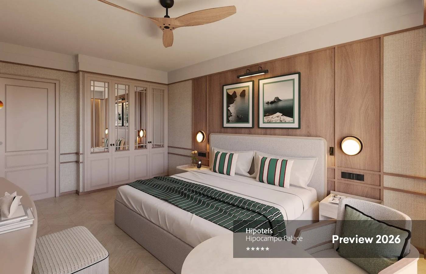 Vorschau 2026 des Hipotels Hipocampo Palace Schlafzimmers mit Bett, Nachttischen, Deckenventilator und dekorativen Bildern.