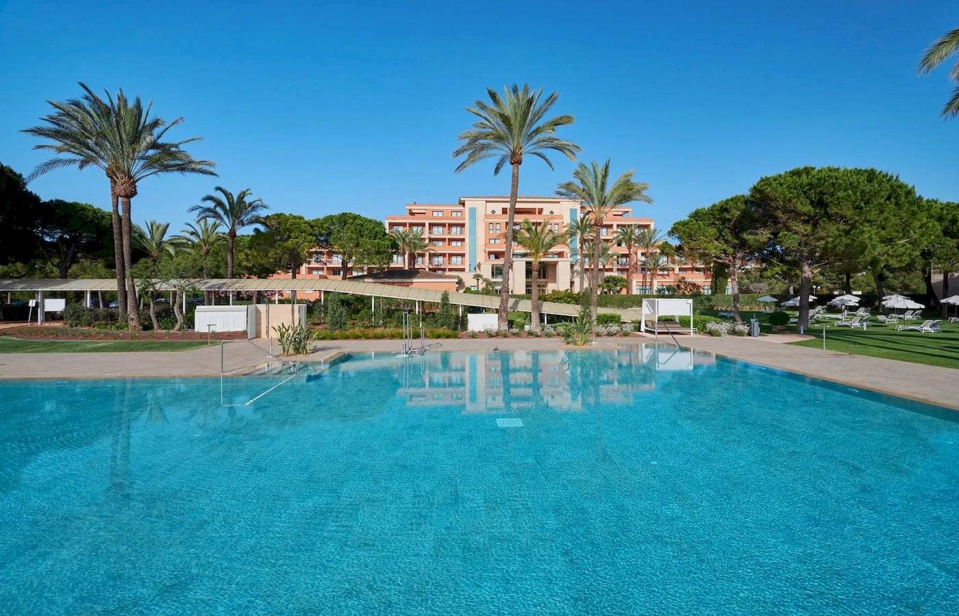 Ein Schwimmbad vor dem Hipotels Hipocampo Palace Hotel.