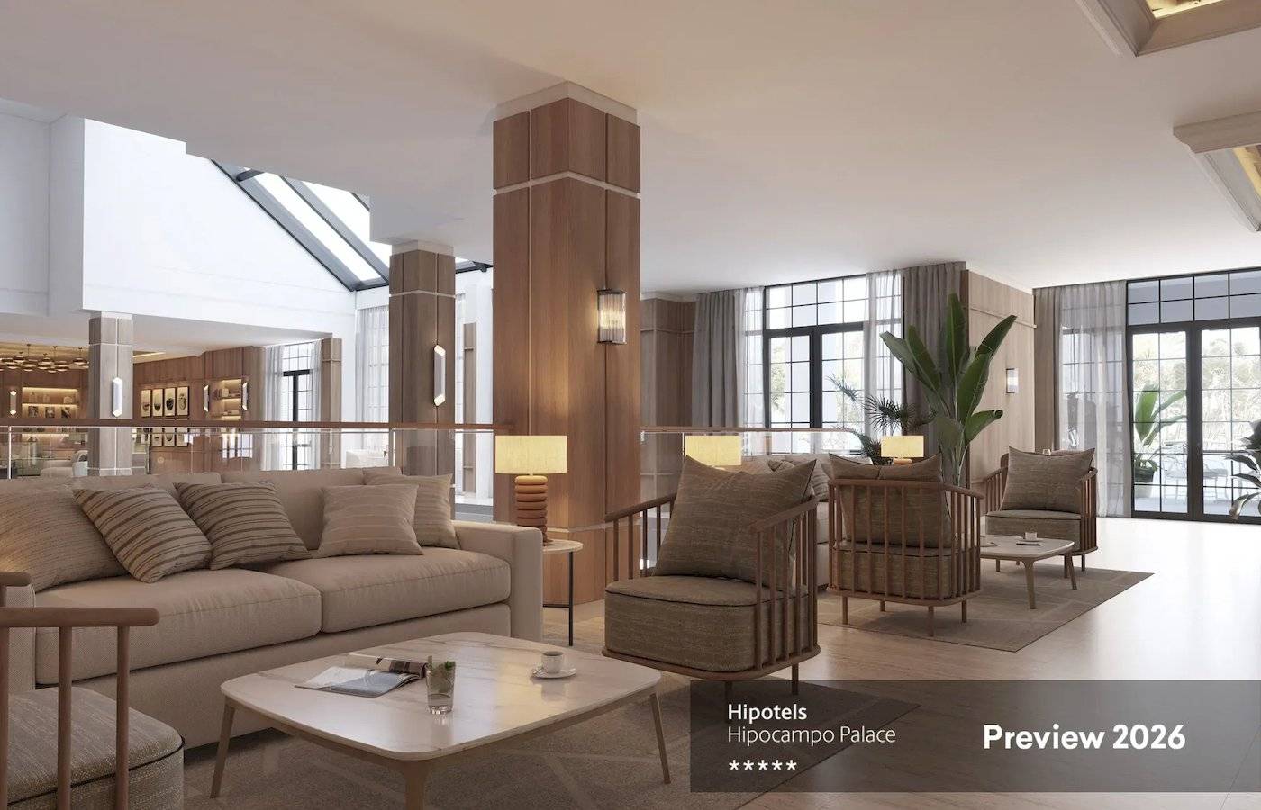 Innenbereich des Hipotels Hipocampo Palace mit Wohnzimmer, Sofas, Tisch, Sesseln und Fenstern.