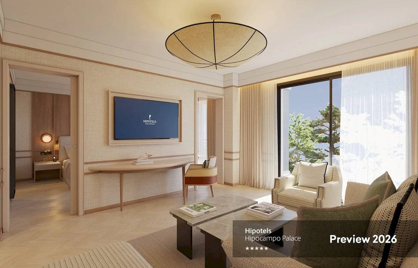 Innenansicht des Hipotels Hipocampo Palace Wohnzimmers mit Möbeln, Fernseher und Fenster.