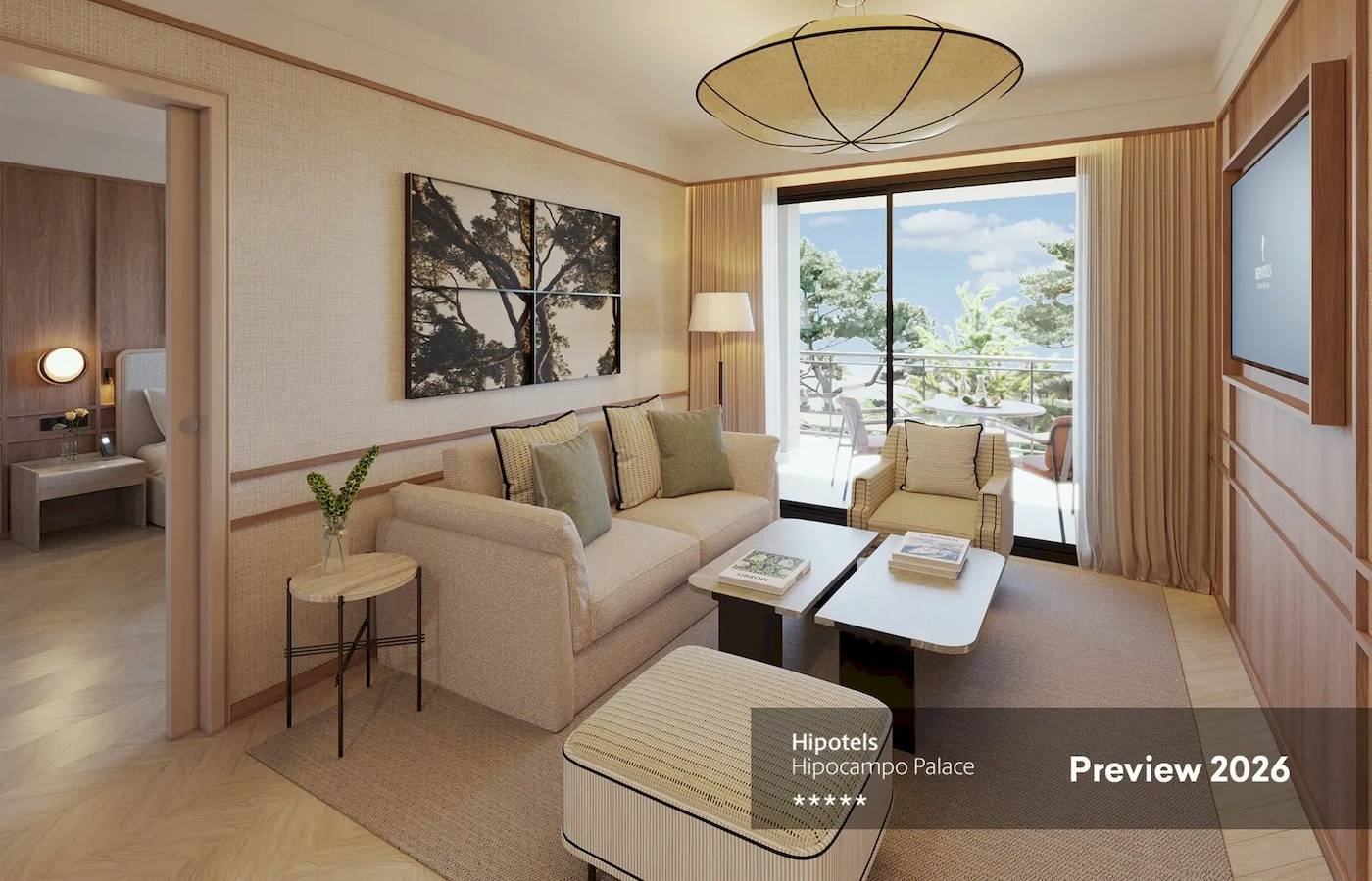 Wohnbereich des Hipotels Hipocampo Palace mit Sofa, Tisch, Lampe und Fernseher.