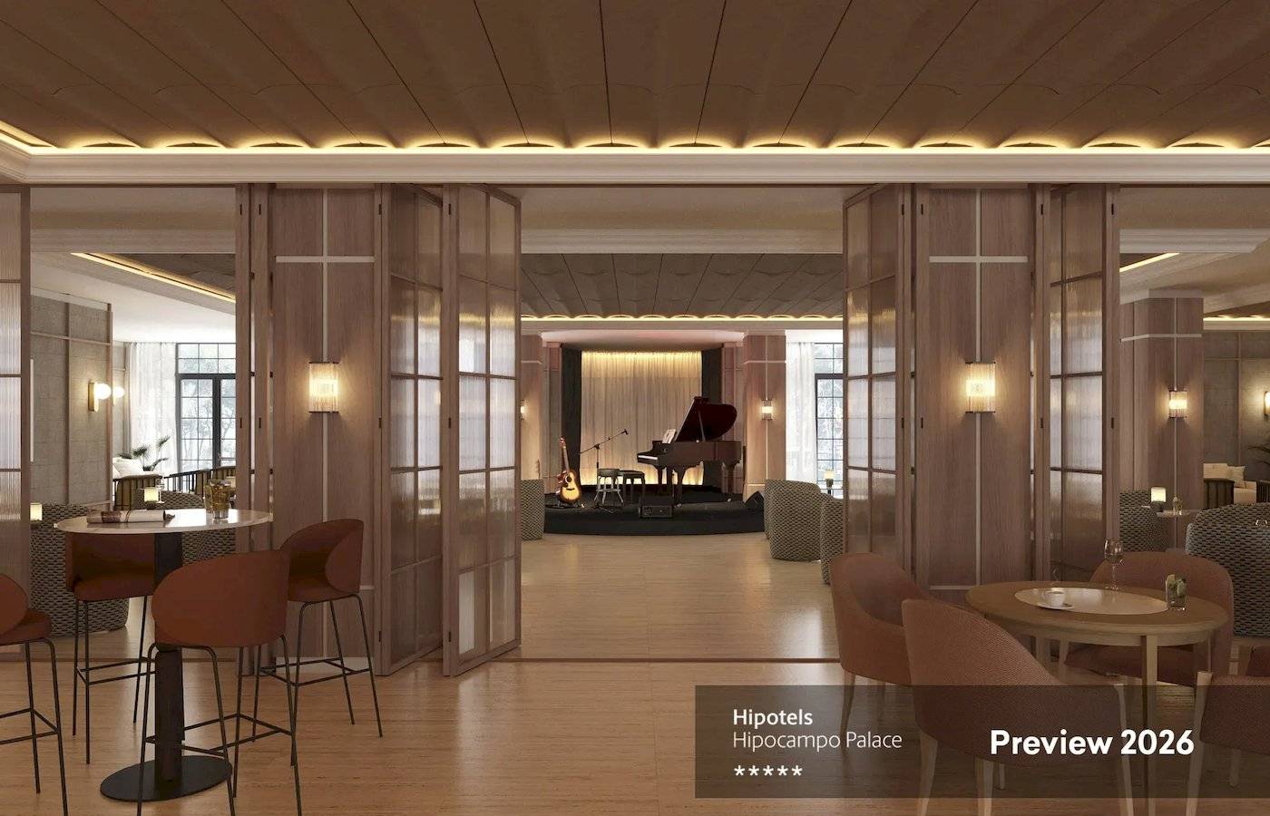 Innenbereich des Hipotels Hipocampo Palace mit Bar, Tischen, Stühlen und einer Bühne mit Klavier im Jahr 2026.