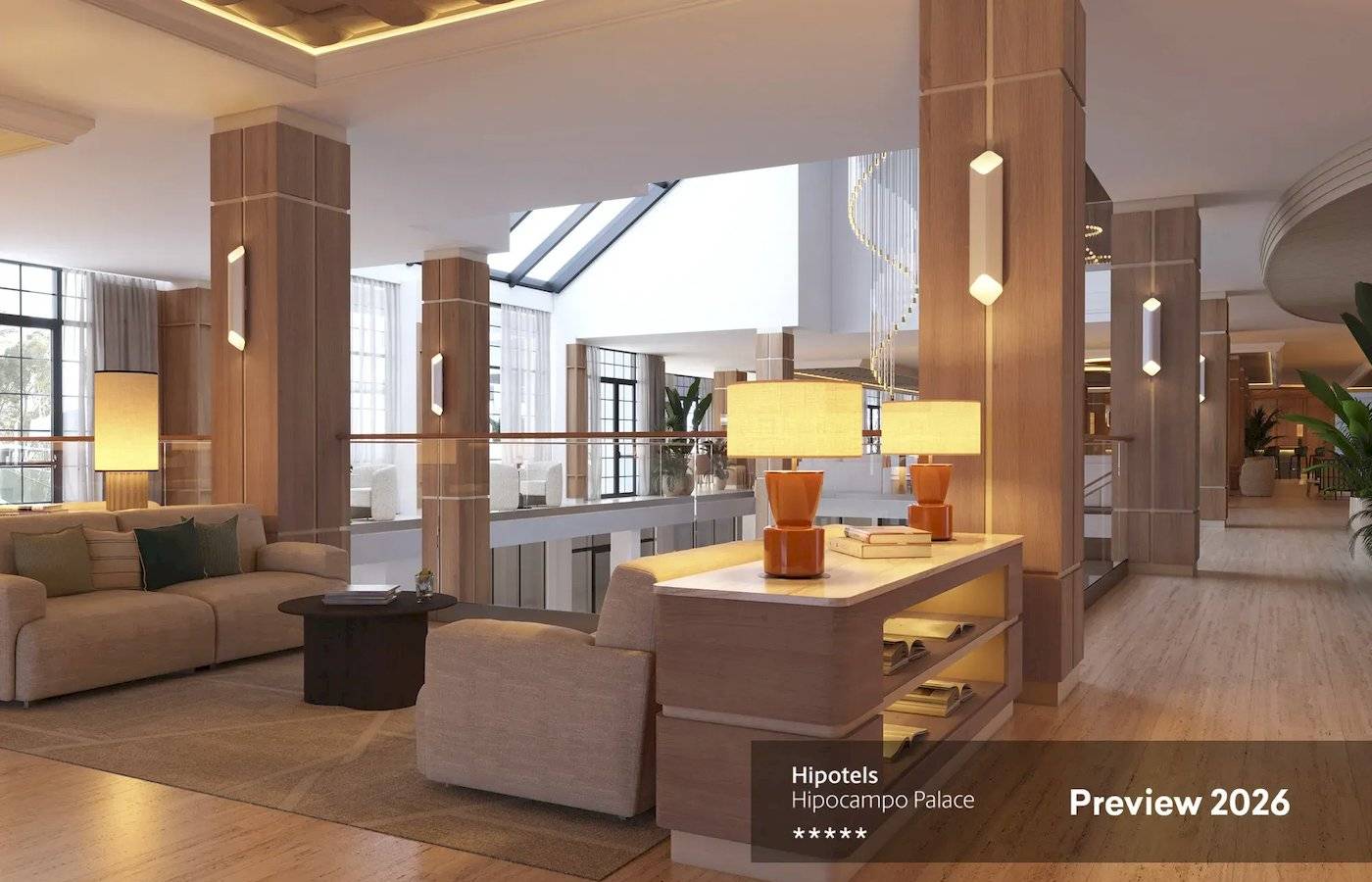 Lobby des Hipotels Hipocampo Palace mit Sofas, Lampen und Glasdach.