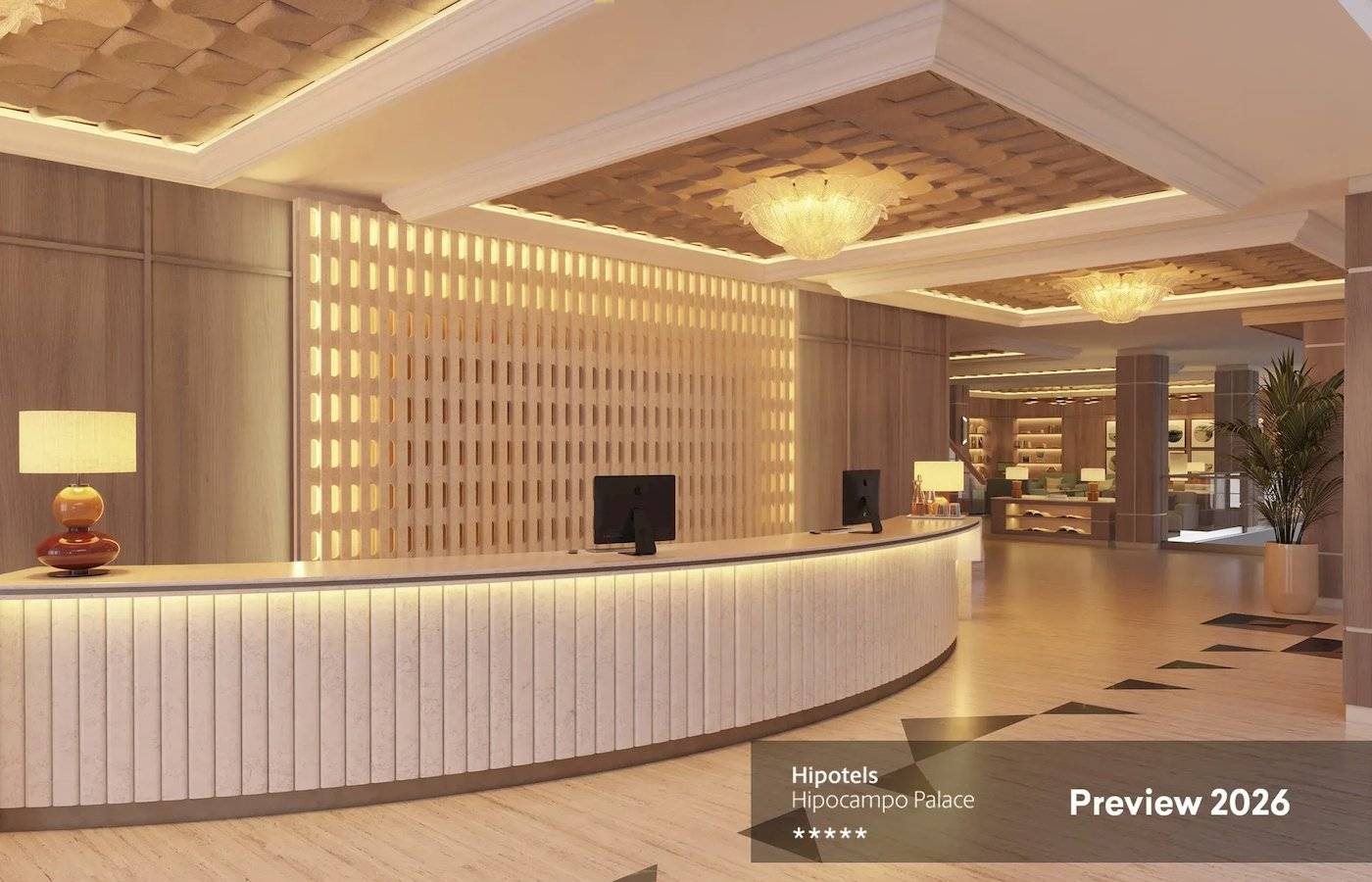 Reception des Hipotels Hipocampo Palace mit Lampen, Computern und einer Pflanze.