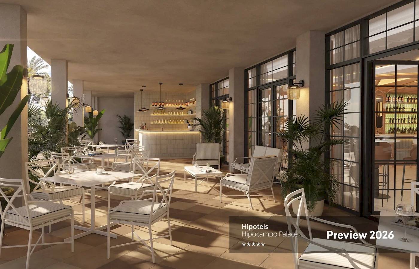 Innenbereich einer Terrasse im Hipotels Hipocampo Palace Hotel mit weißen Möbeln und Pflanzen