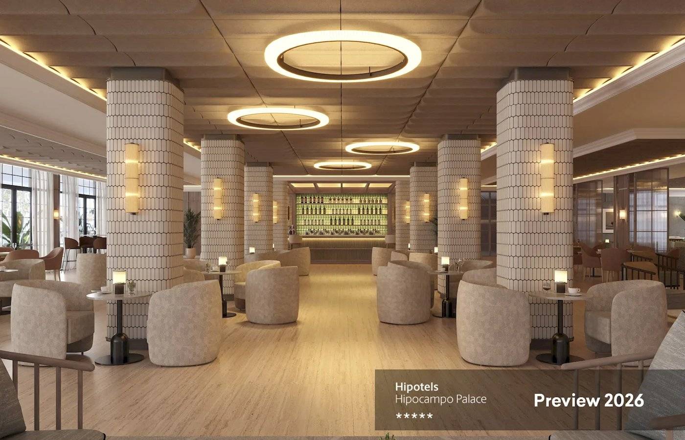 Innenbereich des Hipotels Hipocampo Palace mit runden Leuchten und weichen Stühlen.