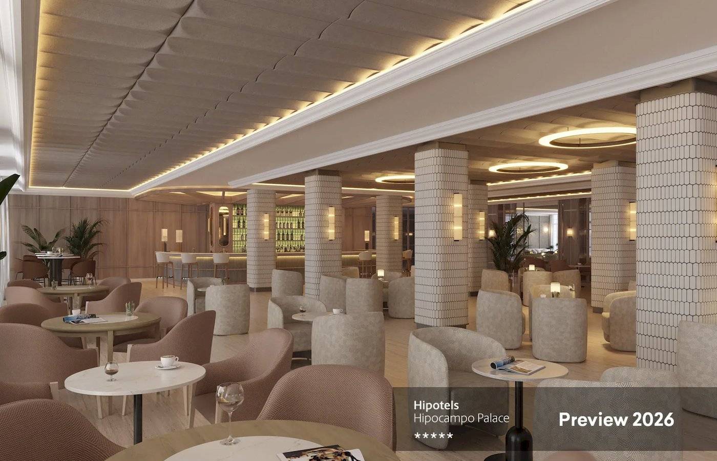 Innenbereich des Hipotels HiPocampo Palace mit modernen Möbeln, Beleuchtung und Pflanzen.