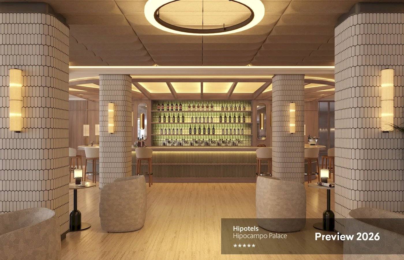 Innenansicht der Bar im Hipotels Hipocampo Palace mit runden Säulen und Holzboden.