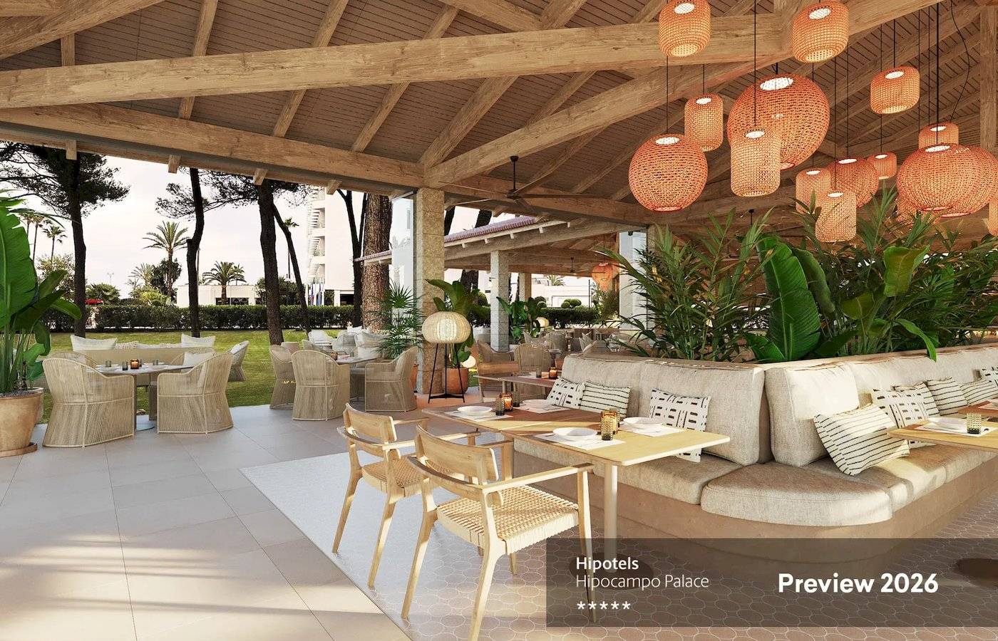 Vorschau 2026 der Hotelterrasse von Hipotels Hipocampo Palace mit Holzdecken, Rattanmöbeln und Pflanzen.
