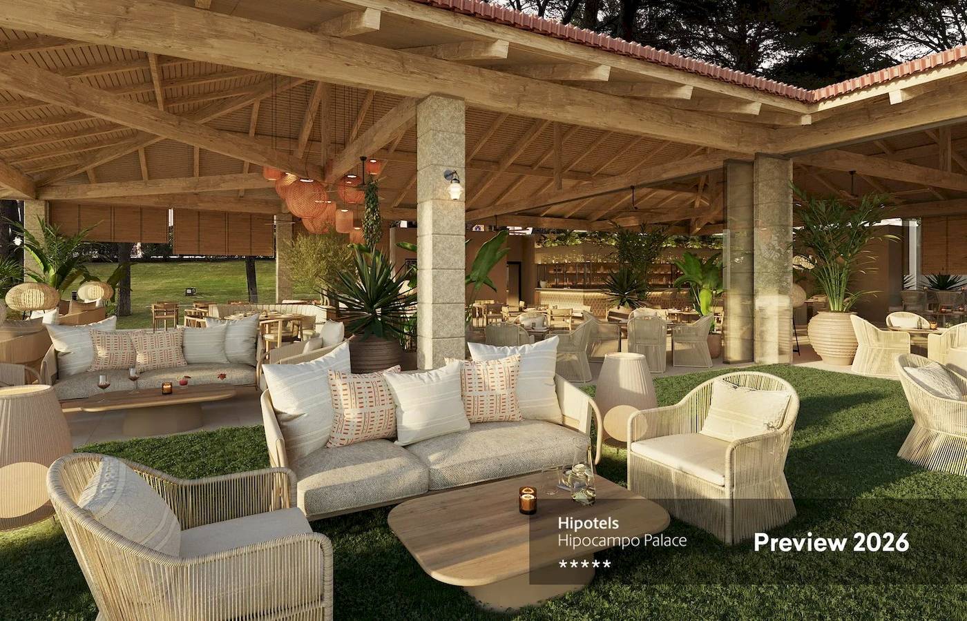 Vorschau des Hipotels Hipocampo Palace Außenbereichs im Jahr 2026 mit Holzmöbeln, Pflanzen und einer grünen Rasenfläche.