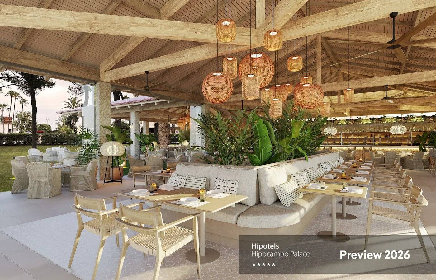 Innenbereich des Hipotels Hipocampo Palace im Jahr 2026 mit Tisch, Stühlen und Pflanzen.