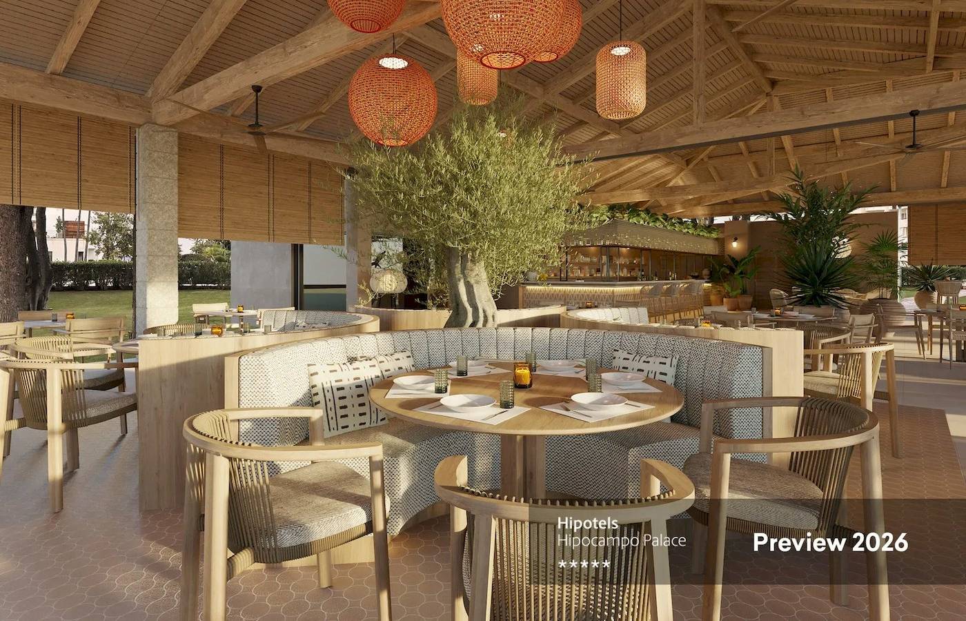 Innenbereich des Hipotels Hippocampo Palace mit Holzmöbeln, Pflanzen und Orangen Lampen.