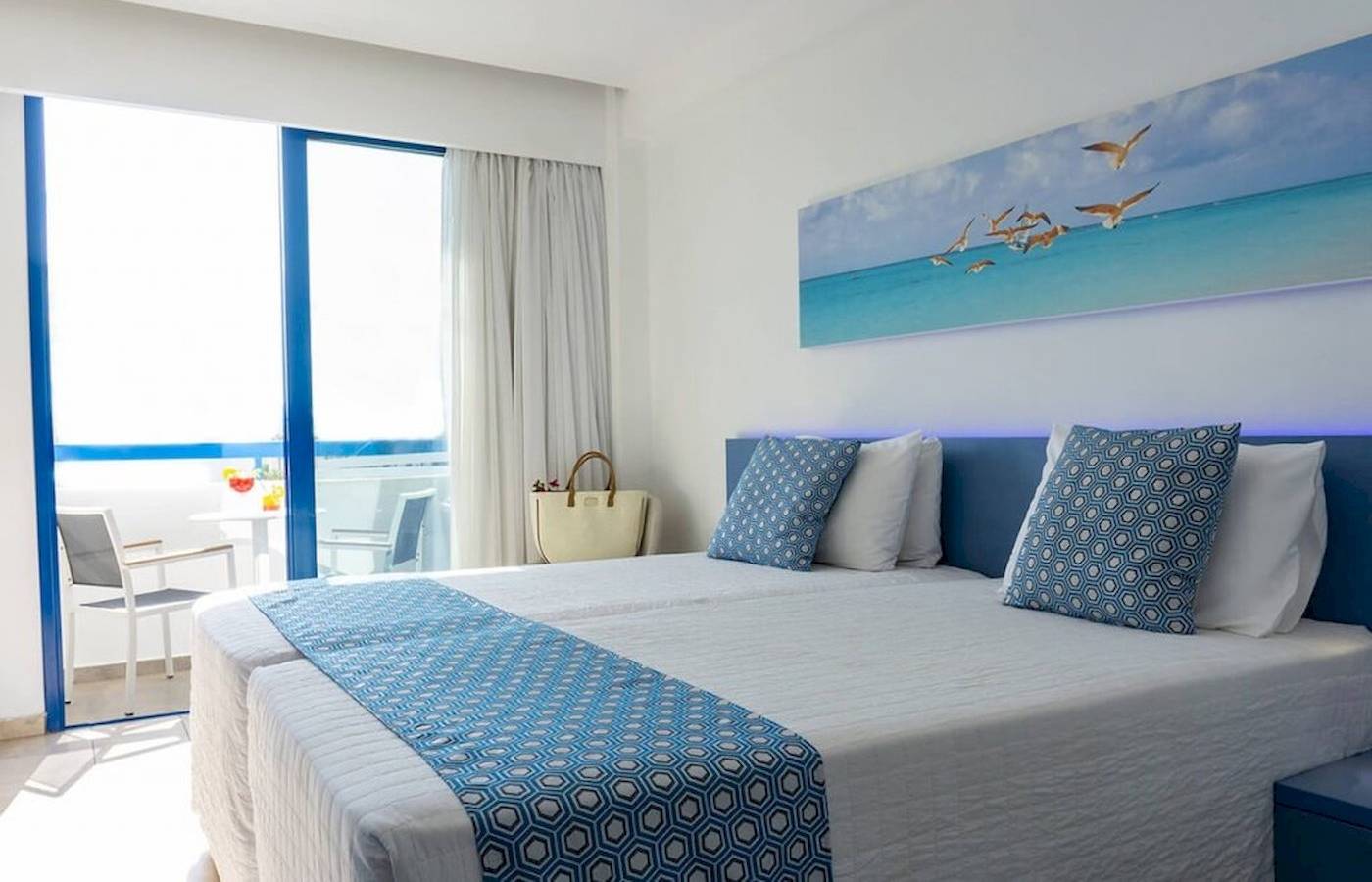 Doppelzimmer im Anonymous Beach Hotel mit Blick auf einen Balkon und einem großen Gemälde