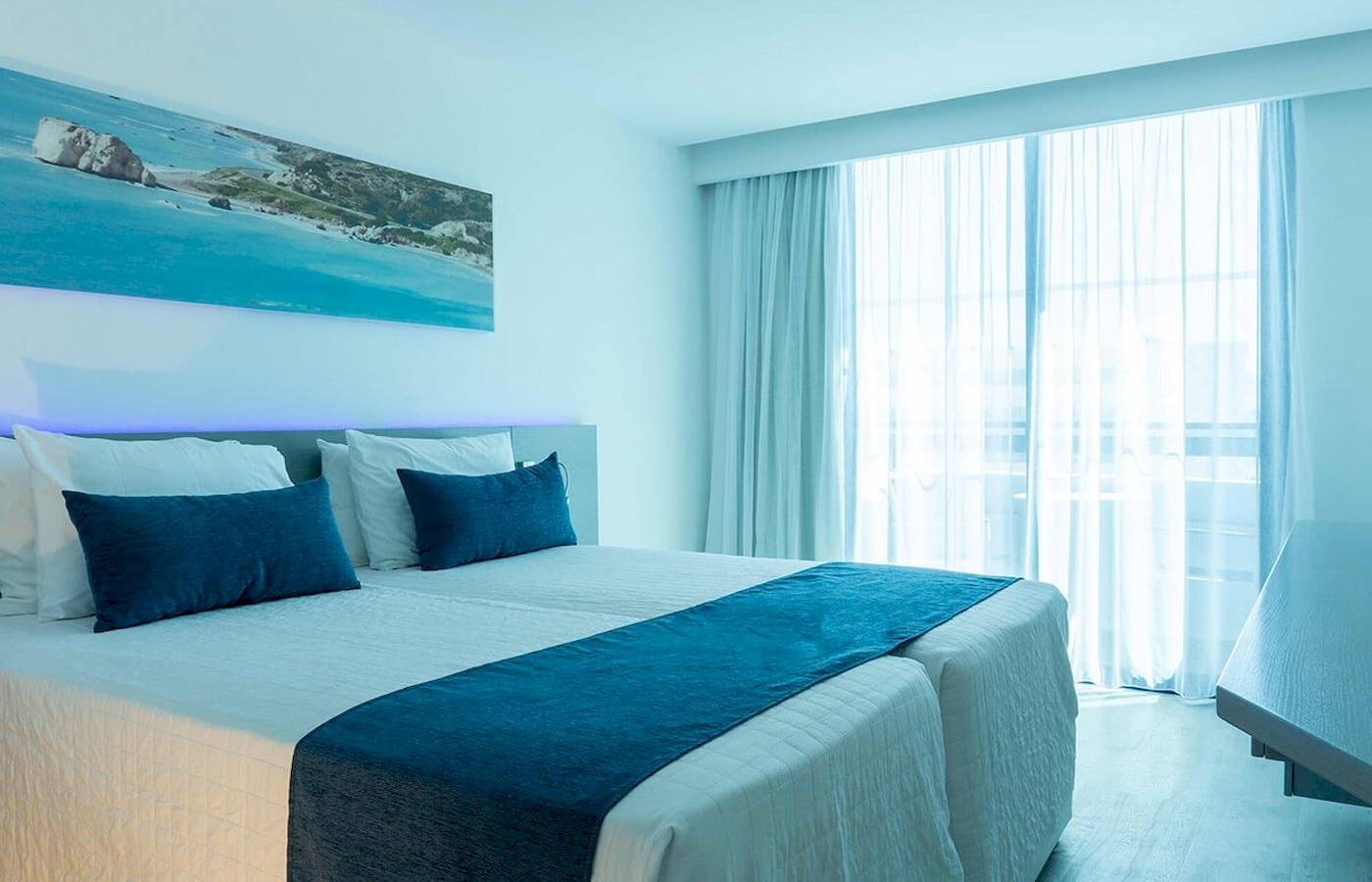 Doppelzimmer im Anonymous Beach Hotel mit Blick auf das Meer.