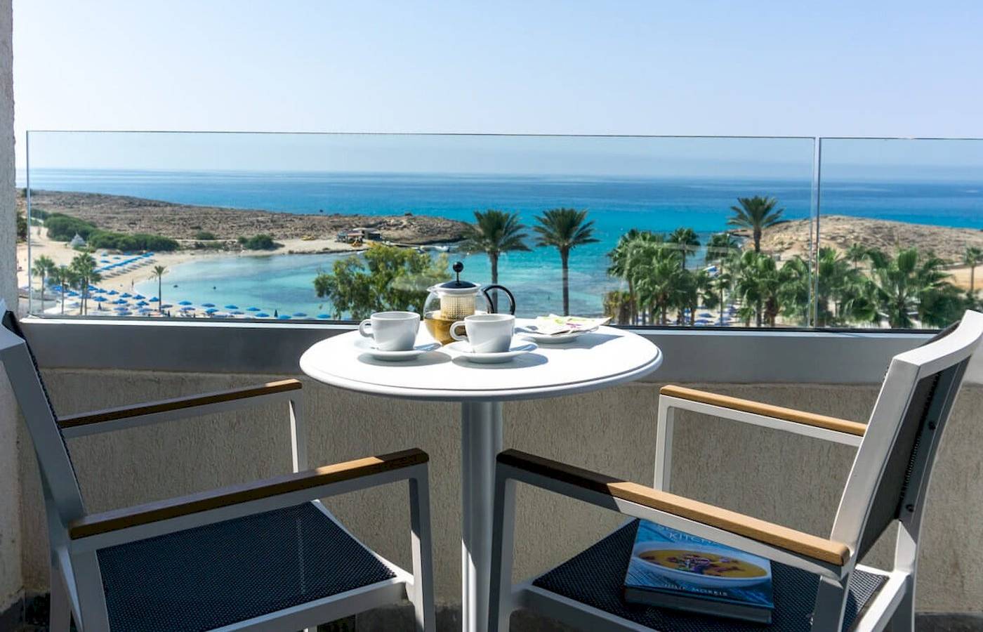 Blick vom Balkon auf das Meer im Anonymous Beach Hotel