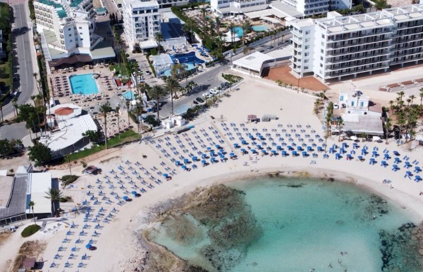 Luftaufnahme des Anonymous Beach Hotels mit Pool und Strand.