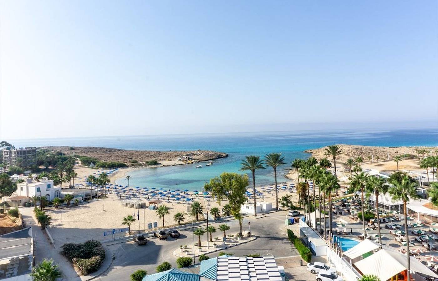 Luftaufnahme des Anonymous Beach Hotels mit Blick auf den Strand, das Meer und die Palmen