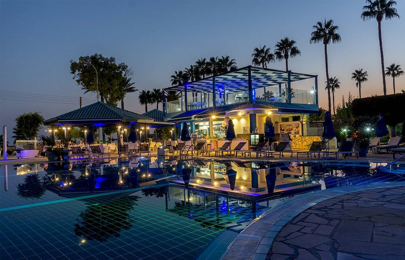 Ein Pool mit einer Loungebar im Anonymous Beach Hotel bei Nacht.