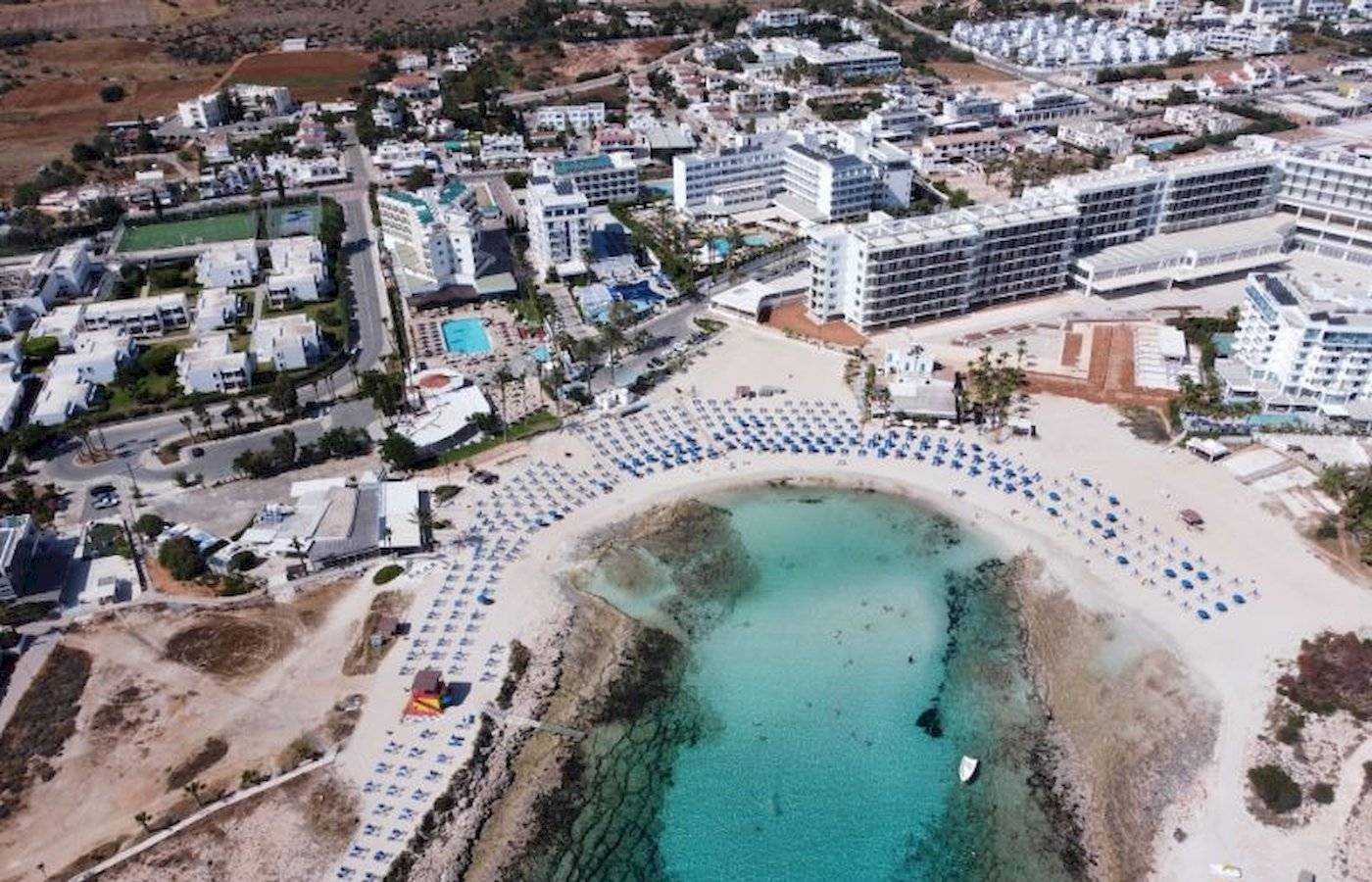 Luftaufnahme des Anonymous Beach Hotels mit Blick auf den Strand und das Meer