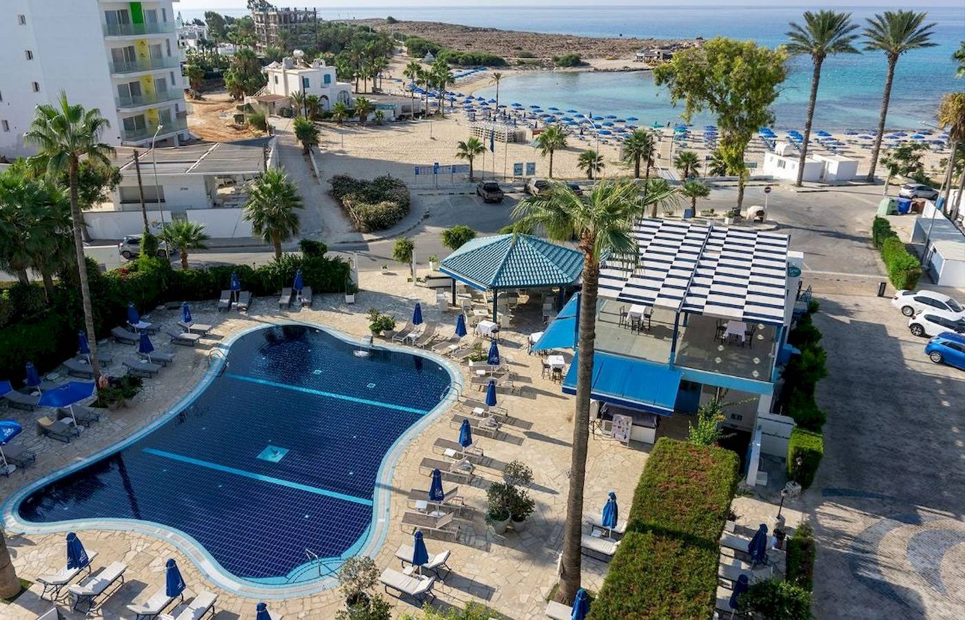 Luftaufnahme des Anonymous Beach Hotels mit Pool, Liegen und Strand