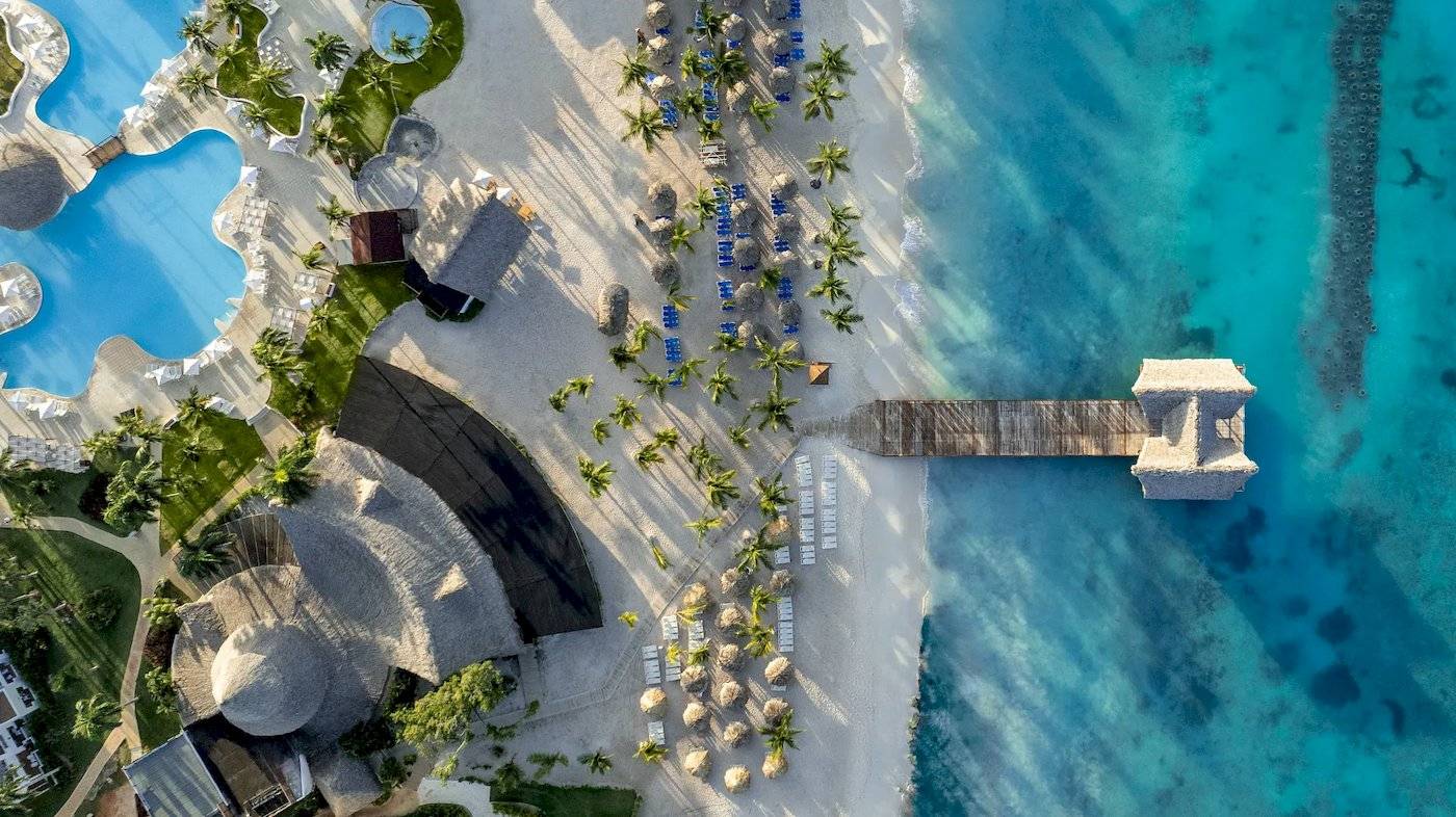 Luftaufnahme des Sunscape Dominicus La Romana Hotels an einem Strand