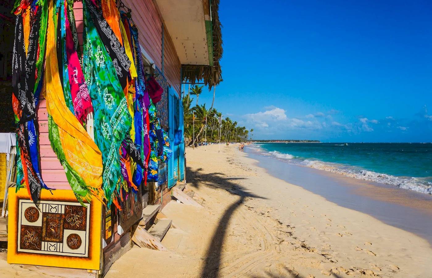 Hotel Sunscape Dominicus in La Romana an der Dominikanischen Republik mit bunten Tüchern und einem Blick auf den Strand.