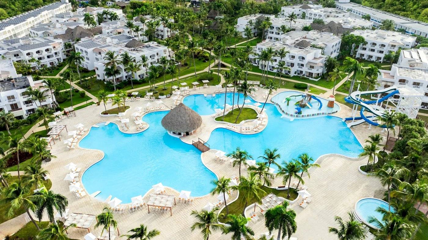 Luftaufnahme des Sunscape Dominicus La Romana Hotels mit großen Swimmingpools und Wasserrutschen.