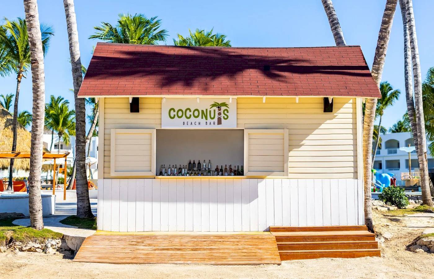 Coconuts Beach Bar im Sunscape Dominicus La Romana mit vielen Flaschen und tropischen Palmen im Hintergrund