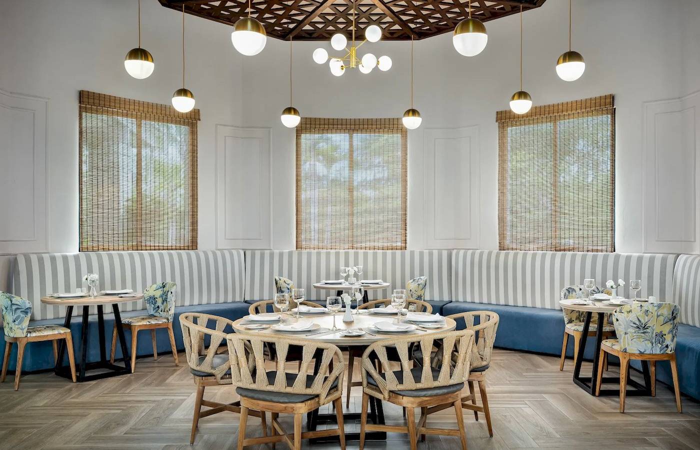 Interieurbereich eines Restaurants mit Tisch, Stühlen und gepolsterten Bänken.