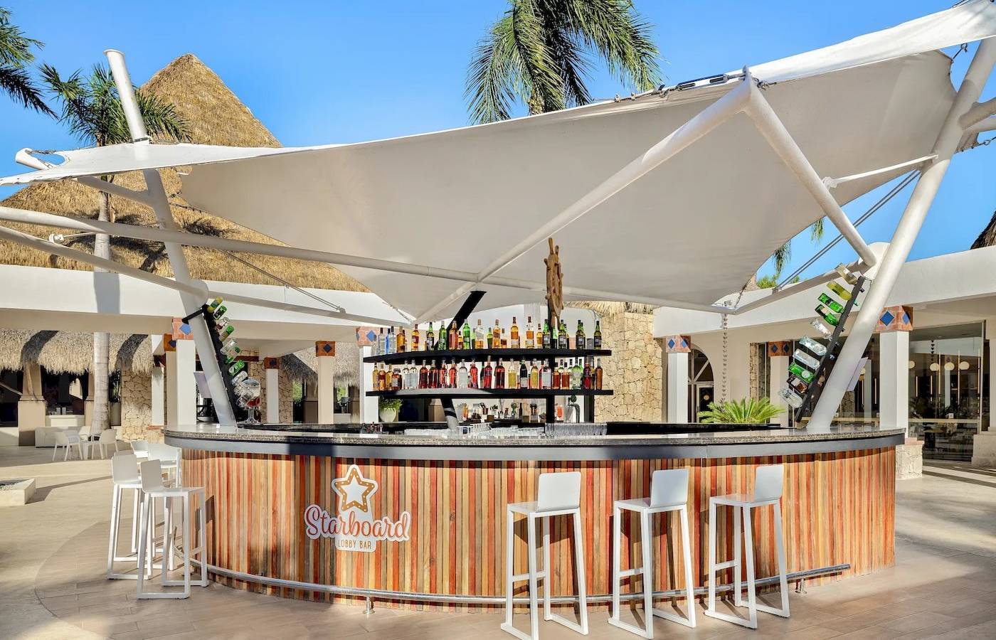 Lobby Bar des Sunscape Dominicus La Romana Hotels unter einem weißen Dach.