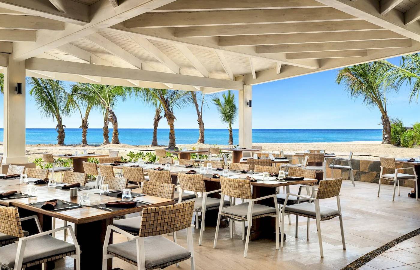 Außenrestaurant des Sunscape Dominicus La Romana mit Blick auf den Strand und das Meer.