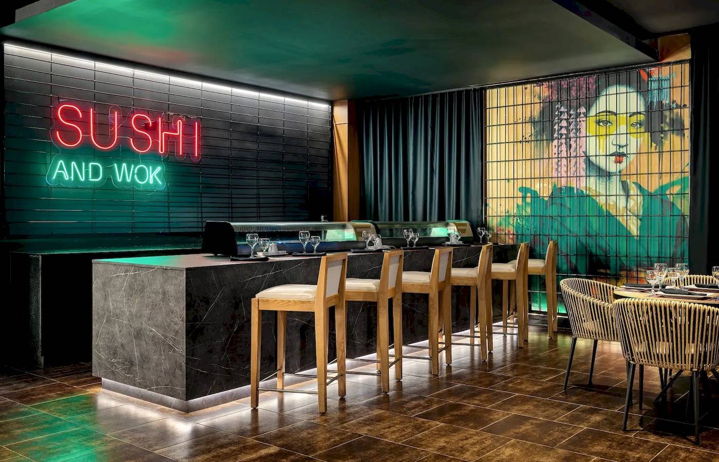 Innenansicht des Sushi und Wok Restaurants im Sunscape Dominicus La Romana mit einer neonroten Beleuchtung und einer Wandmalerei.