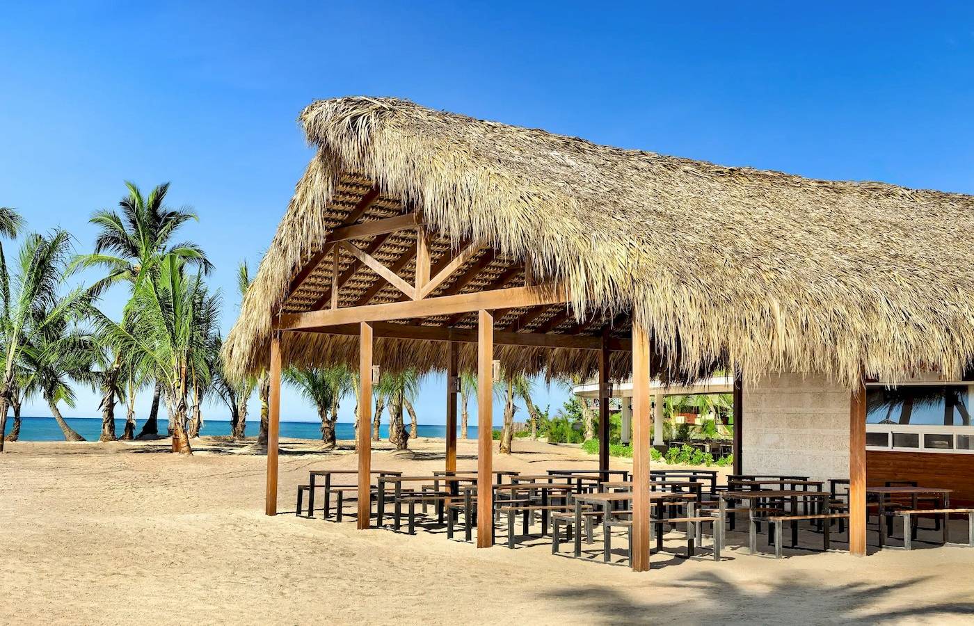 Restaurant mit Strohdach auf dem Strand im Sunscape Dominicus La Romana Hotel
