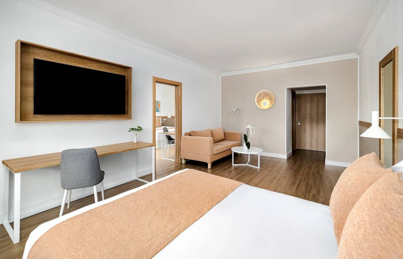 Hotelzimmer im Sunscape Dominicus La Romana mit Fernseher, Schreibtisch, Bett und Sofa.