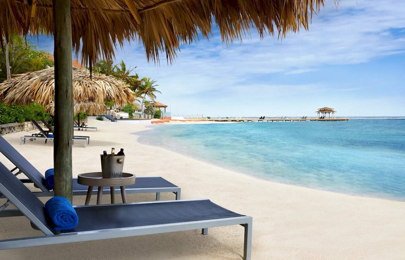 Strand mit Liegestühlen und Palmen am Sunscape Dominicus La Romana Hotel