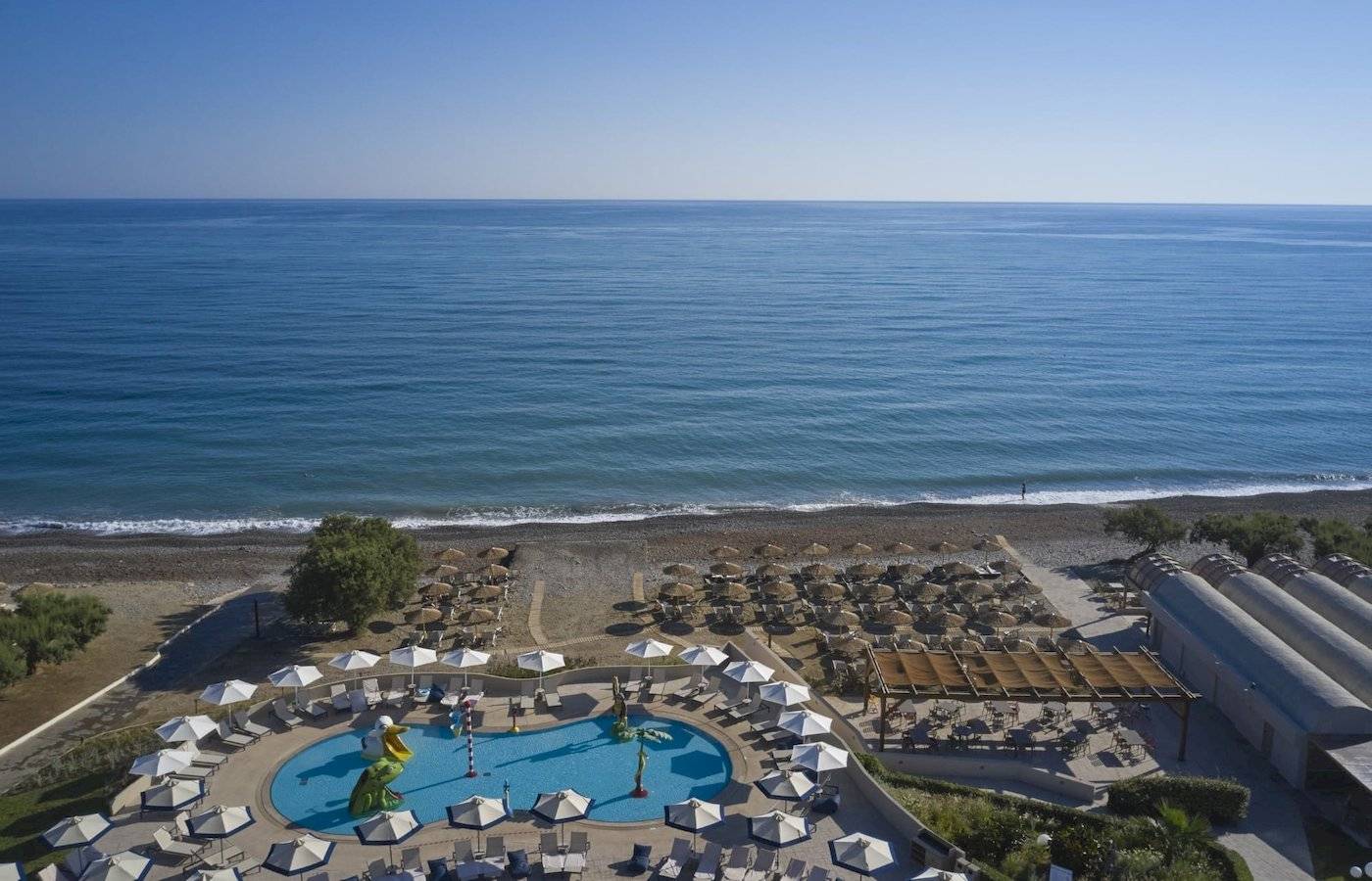 Lueftaussicht des Atlantica Kalliston Resorts mit Strand und Meer