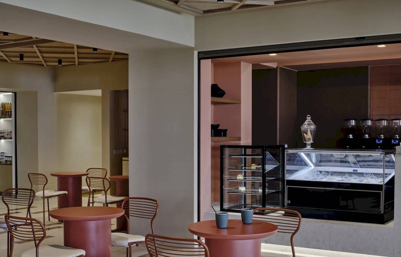 Innenraum des Atlantica Kalliston Resorts mit Möbeln und Ausstellungsvitrine.